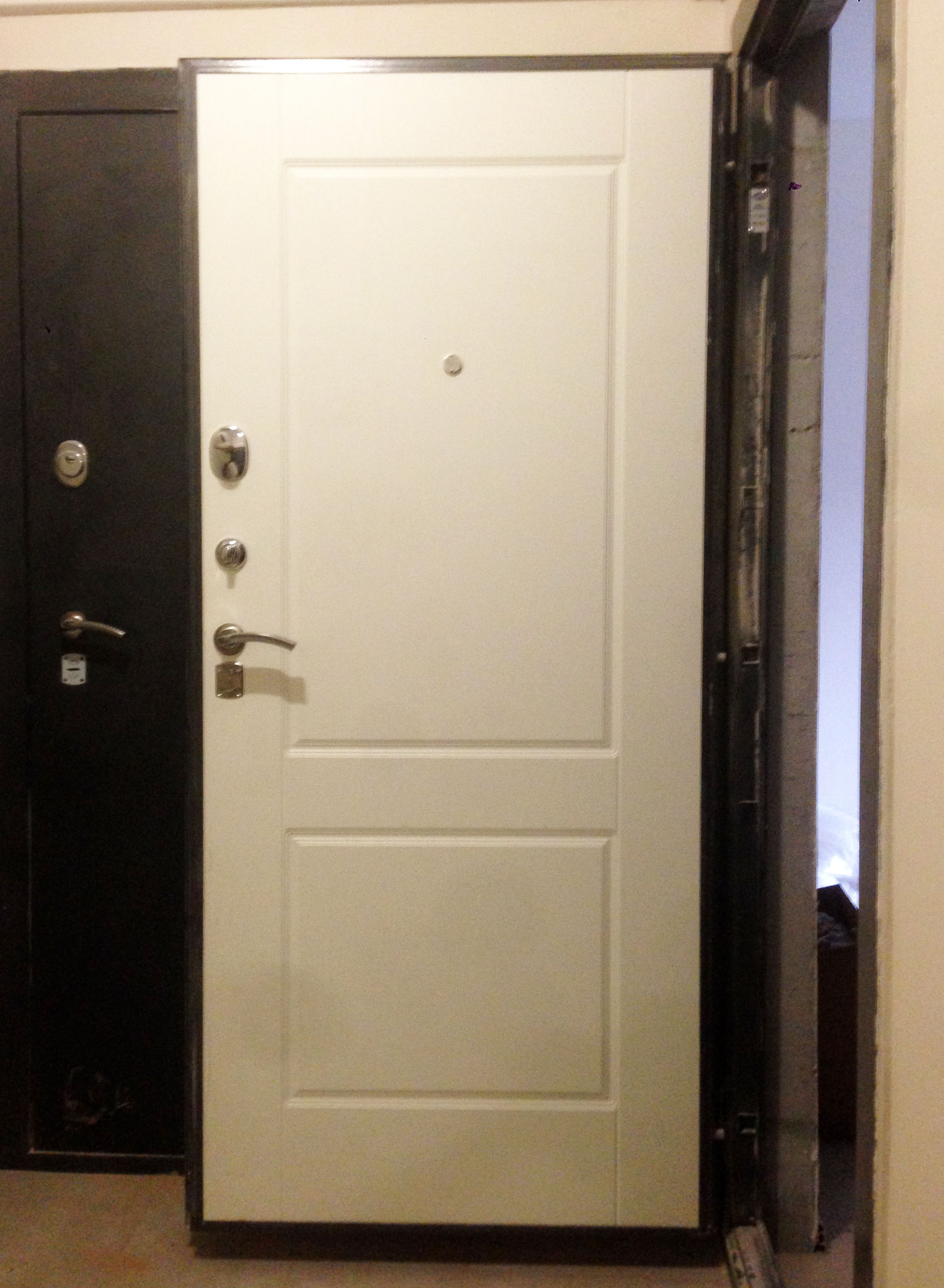 Поменять накладку на дверь. Внутренняя панель для входной двери. Внутренняя накладка на входную дверь. Внутренняя накладка на входную металлическую дверь. Дверь входная белая внутренняя накладка.